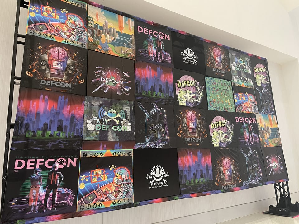 参加者が作成したDEF CONロゴのアートが展示されている様子。 どこか大学の学園祭を思い出す。
